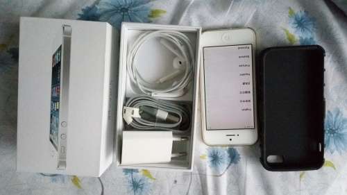 Unlocked Apple Iphone 5 32GB Silver with two backcovers for shockproof.
